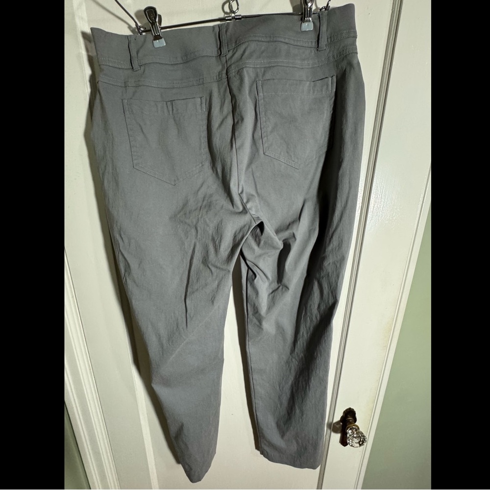M Collection Gray Capris - Picture 2 of 3